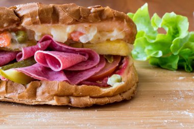 Ayvalık tost / salamlı sandviç Rus salatası ve turşu ile kopya alanı