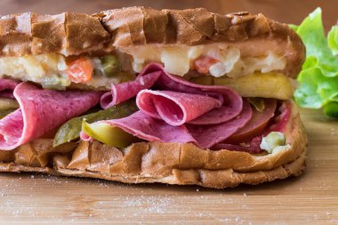 Ayvalık tost / salamlı sandviç Rus salatası ve turşu ile kopya alanı