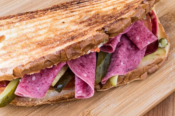 Ayvalik тост / салямі бутерброд салат "Олів'є" і мариновані — стокове фото