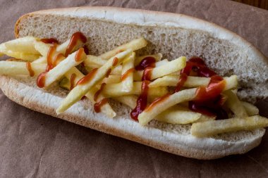 Türk Patso Burger / sandviç patates ve ketçap ile