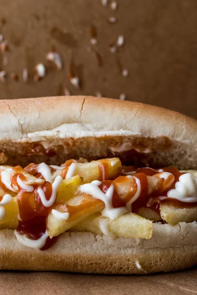 Türkischer Patsoburger / Kartoffelsandwich mit Ketchup und Mayonnaise — Stockfoto