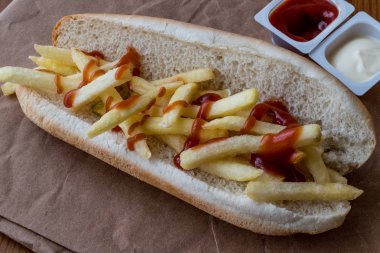 Türk Patso Burger / sandviç patates, ketçap ve mayonez ile