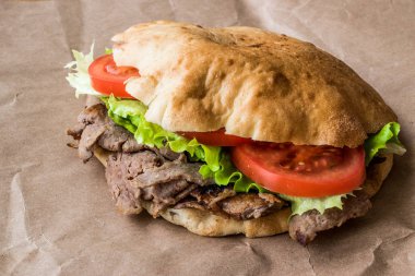 Türk Pide döner sandviç yeşillik ve domates ile.