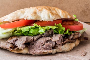 Türk Pide döner sandviç yeşillik ve domates ile.