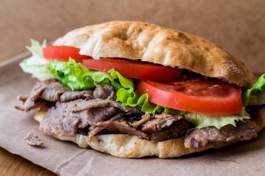 Türk Pide döner sandviç yeşillik ve domates ile.