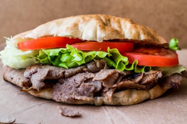 Türk Pide döner sandviç yeşillik ve domates ile.