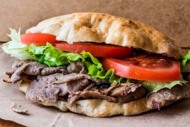 Türk Pide döner sandviç yeşillik ve domates ile.