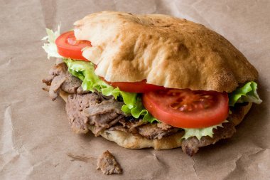 Türk Pide döner sandviç yeşillik ve domates ile.
