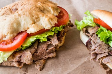 Türk Pide döner sandviç yeşillik ve domates ile.