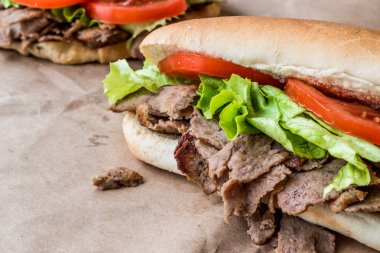 Türk Pide döner sandviç yeşillik ve domates ile.