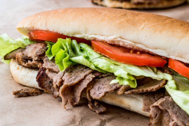 Türk Pide döner sandviç yeşillik ve domates ile.
