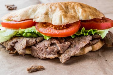 Türk Pide döner sandviç yeşillik ve domates ile.
