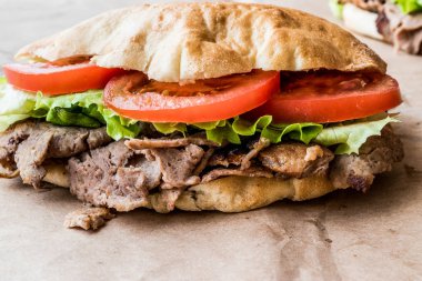 Türk Pide döner sandviç yeşillik ve domates ile.