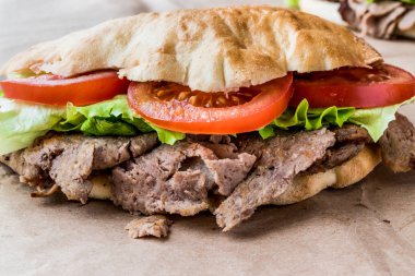 Türk Pide döner sandviç yeşillik ve domates ile.