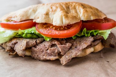 Türk Pide döner sandviç yeşillik ve domates ile.