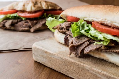 Türk Pide döner sandviç yeşillik ve domates ile.