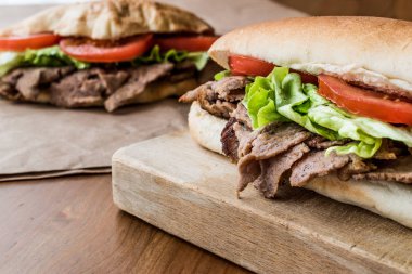 Türk Pide döner sandviç yeşillik ve domates ile.