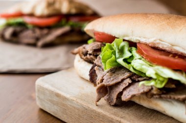 Türk Pide döner sandviç yeşillik ve domates ile.