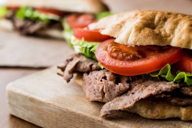 Türk Pide döner sandviç yeşillik ve domates ile.