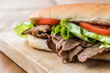 Türk Pide döner sandviç yeşillik ve domates ile.