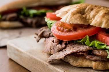 Türk Pide döner sandviç yeşillik ve domates ile.