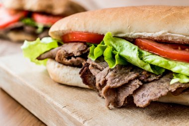 Türk Pide döner sandviç yeşillik ve domates ile.