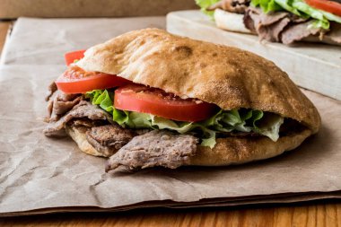 Türk Pide döner sandviç yeşillik ve domates ile.