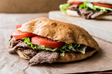 Türk Pide döner sandviç yeşillik ve domates ile.