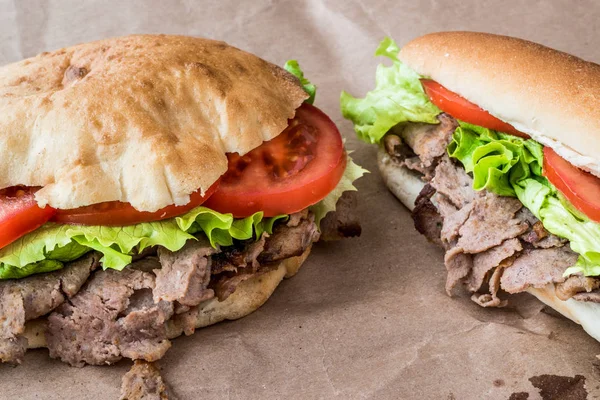 Türk Pide döner sandviç yeşillik ve domates ile.