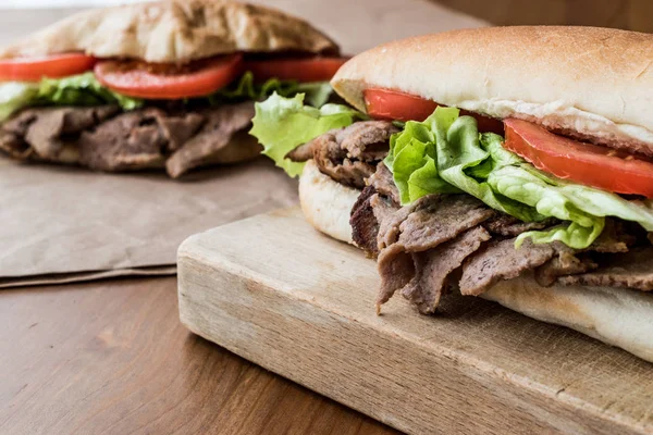 Türk Pide döner sandviç yeşillik ve domates ile.