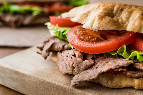 Türk Pide döner sandviç yeşillik ve domates ile. — Stok fotoğraf