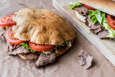 Türk Pide döner sandviç yeşillik ve domates ile.