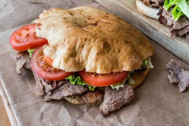 Türk Pide döner sandviç yeşillik ve domates ile.