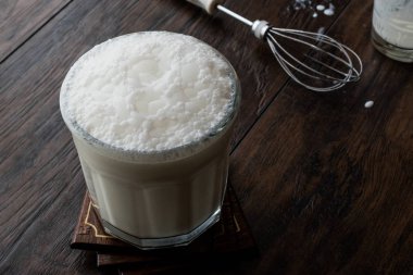 Türk Ayran içmek veya Kefir / ayran yoğurt ile yapılan.