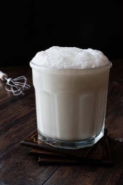 Türk Ayran içmek veya Kefir / ayran yoğurt ile yapılan.