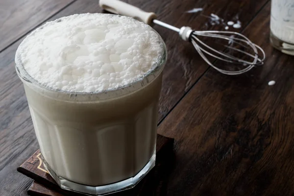 Bebida turca Ayran o Kéfir / Mantequilla de leche hecha con yogur . —  Fotos de Stock