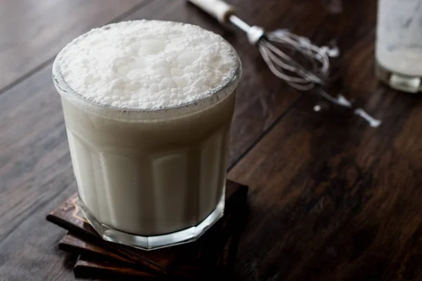 Bebida turca Ayran o Kéfir / Mantequilla de leche hecha con yogur . — Foto de Stock