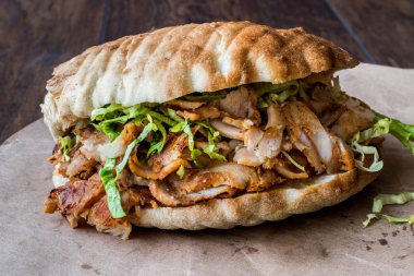 Türk tavuk döner sandviç pide ile.