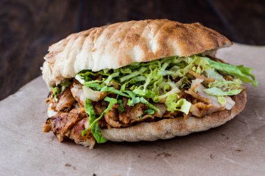 Türk tavuk döner sandviç pide ile.