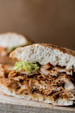 Türk tavuk döner sandviç pide ile.