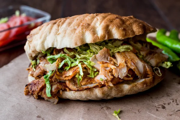 Sandwich Doner de pollo turco con pide . —  Fotos de Stock