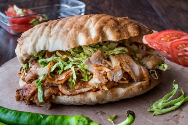 Türk tavuk döner sandviç pide ile.