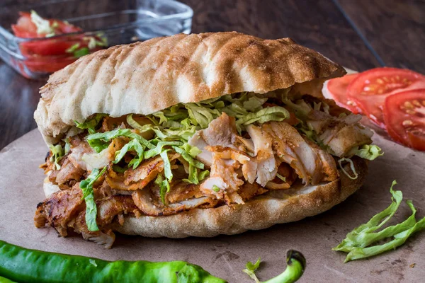 Turkse kip Doner Sandwich met pide. — Stockfoto