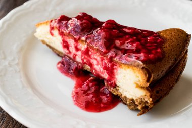 Beyaz tabak içinde ev yapımı Ahududu Cheesecake