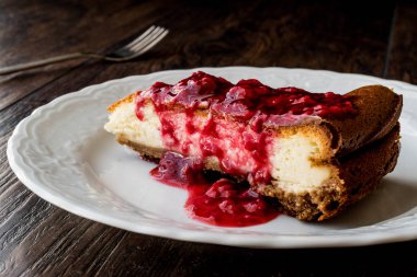 Beyaz tabak içinde ev yapımı Ahududu Cheesecake