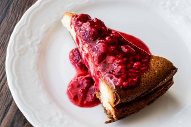 Beyaz tabak içinde ev yapımı Ahududu Cheesecake