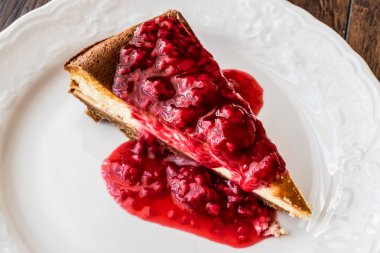 Beyaz tabak içinde ev yapımı Ahududu Cheesecake