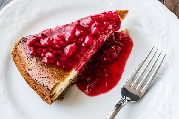 Homemade Raspberry Cheesecake in white plate — Stock Photo, Image