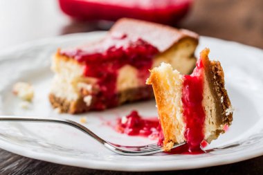 Ahududu Cheesecake dilim çatal ile.