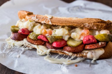 Türk tost Ayvalık Tostu / sandviç sosis, Rus salatası, turşu ve eritilmiş peynir ile.